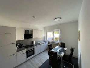 Fridge, oven, stovetop, dishwasher