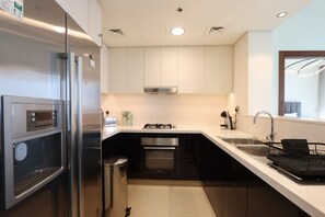 Fridge, microwave, oven, stovetop