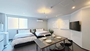 Tabla de planchar con plancha, wifi gratis y ropa de cama