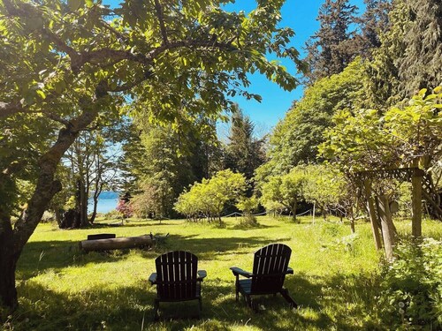 Orchard Farmhouse on Camano Island with WiFi / Ocean View / Fire Pit / Laundry