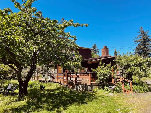 Orchard Farmhouse on Camano Island with WiFi / Ocean View / Fire Pit / Laundry