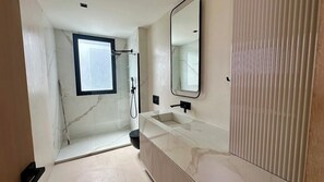 Biệt thự Cao cấp, quang cảnh núi | Phòng tắm | Buồng tắm vòi sen, máy sấy tóc, khăn tắm 