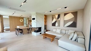 Villa luxueuse, vue sur la montagne | Aire de séjour | Téléviseur connecté de 65 po avec télévision numérique