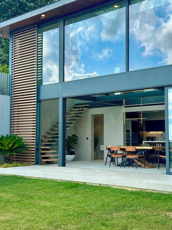 Villa de lujo, vista a la montaña | Área de sala de estar | Smart TV de 65 pulgadas con canales digitales