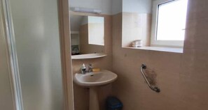 Secadora de cabello, toallas, jabón, papel de baño 