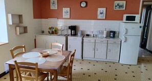 Dining - 10 min. walk from the Sillon de Talbert, ideal house for a couple. (Pleubian)