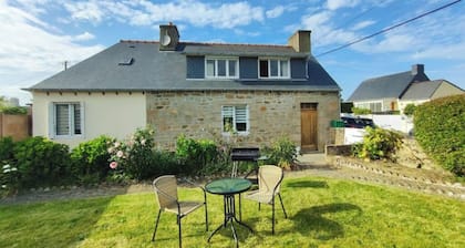 10 min. walk from the Sillon de Talbert, ideal house for a couple.