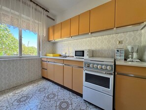 Fridge, microwave, stovetop, highchair