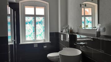 Baignoire Ă  jets, sĂšche-cheveux, serviettes fournies, savon