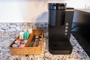 Klassieke kamer, uitzicht op de stad | Privékeuken | Een microgolfoven, kookgerei, borden en bestek