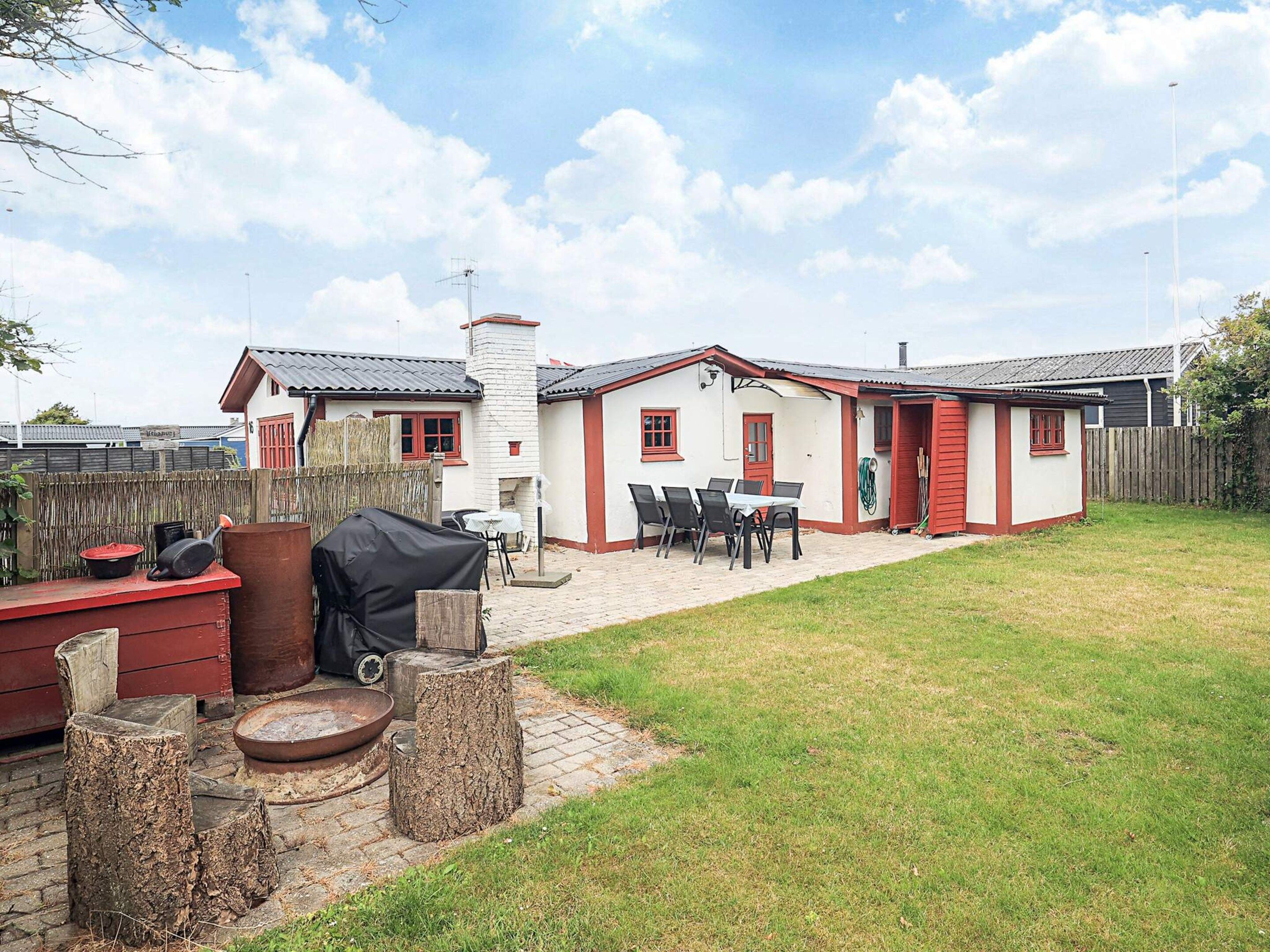 Propiedad residencial con patio, zona de barbacoa y un cobertizo pequeño.