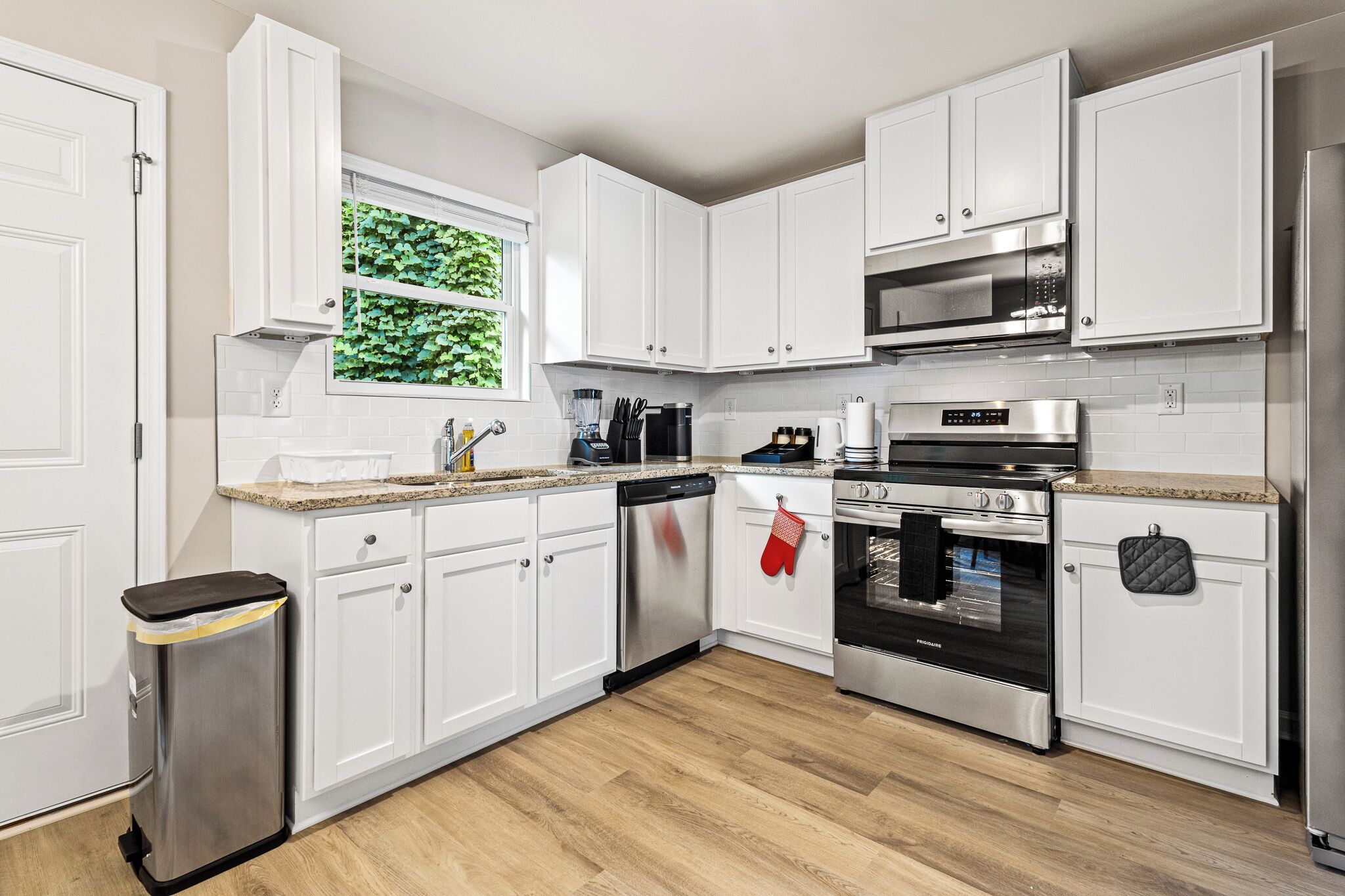 Mikrobølgeovn, ovn, kokeplater og oppvaskmaskin