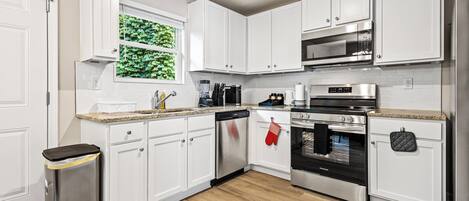 Mikrowelle, Ofen, Herdplatte, Geschirrspüler