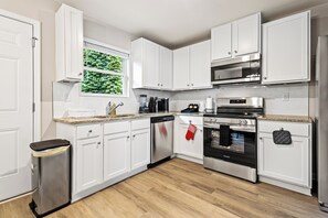 Micro-ondes, four, plaque de cuisson, lave-vaisselle