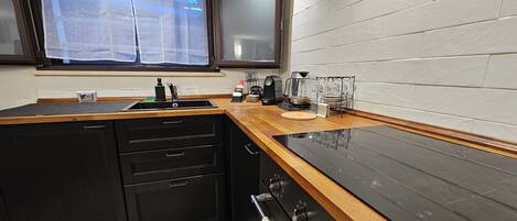 Kühlschrank, Mikrowelle, Ofen, Herdplatte