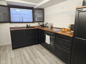 Réfrigérateur, four à micro-ondes, un four, surface de cuisson