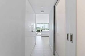 1 quarto, escrivaninha, ferros/tábuas de passar roupa, berço de viagem
