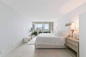 1 Schlafzimmer, Schreibtisch, Bügeleisen/Bügelbrett, Reisekinderbett
