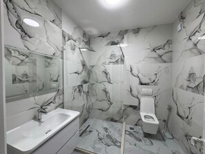 Douche, serviettes fournies, papier toilette