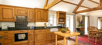Priory Courtyard - 3 Bedroom Countryside Escape