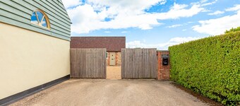 Priory Courtyard - 3 Bedroom Countryside Escape