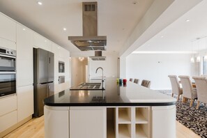Réfrigérateur, four à micro-ondes, un four, surface de cuisson
