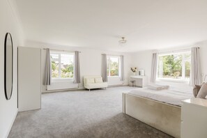 4 slaapkamers, een bureau, een strijkplank/strijkijzer, gratis wifi