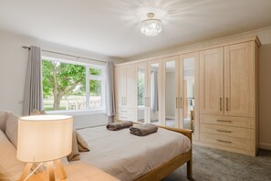 Escritorio, tabla de planchar con plancha, wifi gratis y ropa de cama