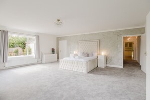 4 chambres, bureau, fer et planche à repasser, accès au Wi-Fi (inclus)
