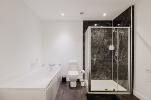 Een haardroger, handdoeken