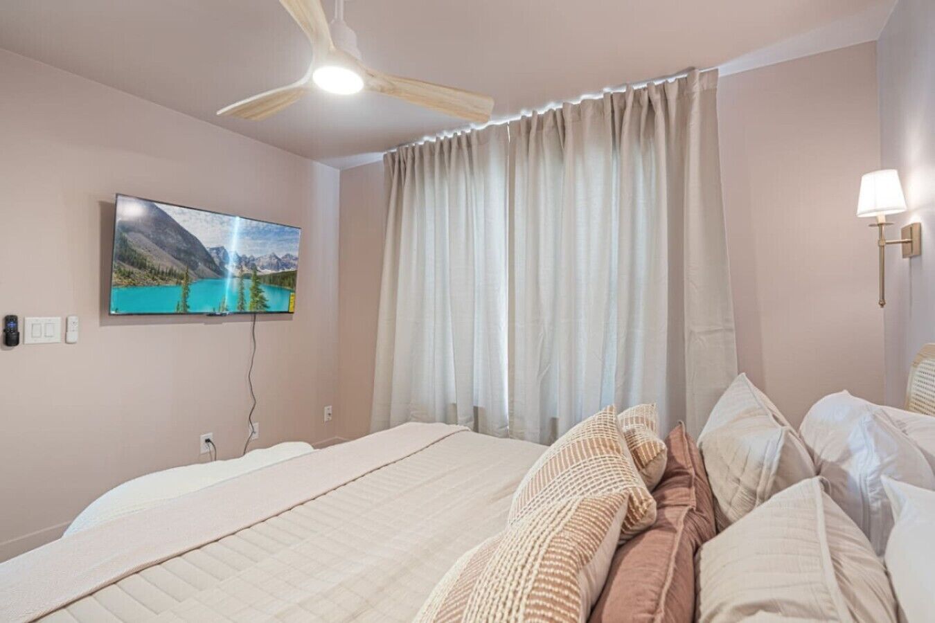 Desk, iron/ironing board, WiFi, bed sheets