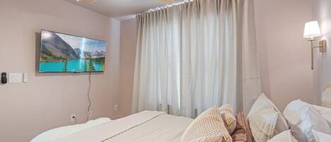 Desk, iron/ironing board, WiFi, bed sheets