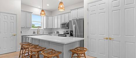 Jääkaappi, mikroaaltouuni, uuni, liesi