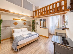 A modern bedroom with a wooden bed, a desk, and a balcony. - 4BNB - Victoria Palace (Rome)