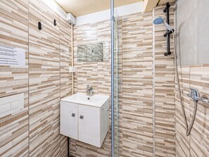 A bathroom with a shower, a sink, and a cabinet. - 4BNB - Victoria Palace (Rome)