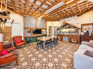 A cozy interior with a wooden ceiling, a dining area, and a kitchen. - 4BNB - Victoria Palace (Rome)