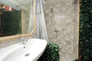 Shower, hair dryer, towels - 4BNB - Victoria Palace (Rome)