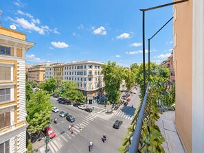 Una vista di strada con edifici, un attraversamento pedonale e veicoli.