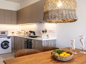 Réfrigérateur, four à micro-ondes, un four, surface de cuisson