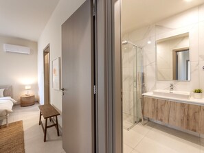 Douche, sèche-cheveux, serviettes fournies