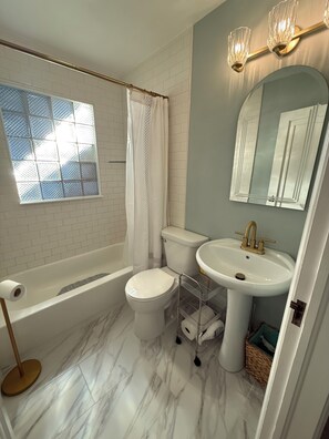 Hårtork, handdukar, tvål och toalettpapper