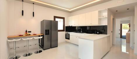 Frigorífico, microondas, horno y placa de cocina