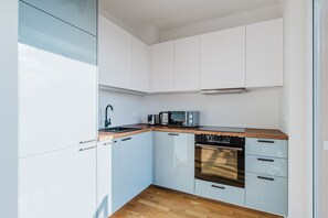 Microwave, oven, dishwasher, cookware/dishes/utensils