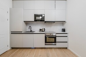 Mikrobølgeovn, ovn, opvaskemaskine, køkkentøj/tallerkener/redskaber