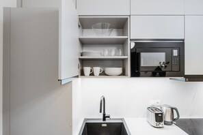 Microwave, oven, dishwasher, cookware/dishes/utensils