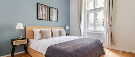 アイロン / アイロン台、WiFi (無料)、ベッドシーツ