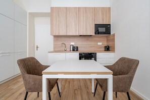 Mikrowelle, Ofen, Geschirrspüler, Kochgeschirr/Geschirr/Besteck