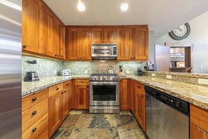 ميكروويف، موقد طهي مسطح، غسالة أطباق، ماكينة لصنع القهوة/الشاي