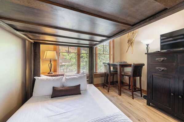 2 bedrooms, travel cot, WiFi, bed sheets