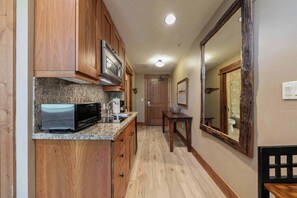 Mikrowelle, Herdplatte, Wasserkocher mit Kaffee-/Teezubehör